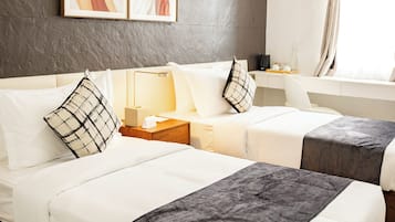 Habitació doble Comfort, vistes a la ciutat | Caixa forta a l'habitació i escriptori