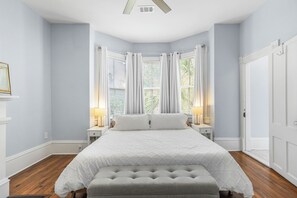 3 bedrooms, iron/ironing board, WiFi, bed sheets - Charming Luxury 3-bedroom Victorian one block from Forsyth Park (Savannah)