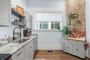 電子レンジ、オーブン、コンロ、食器洗い機