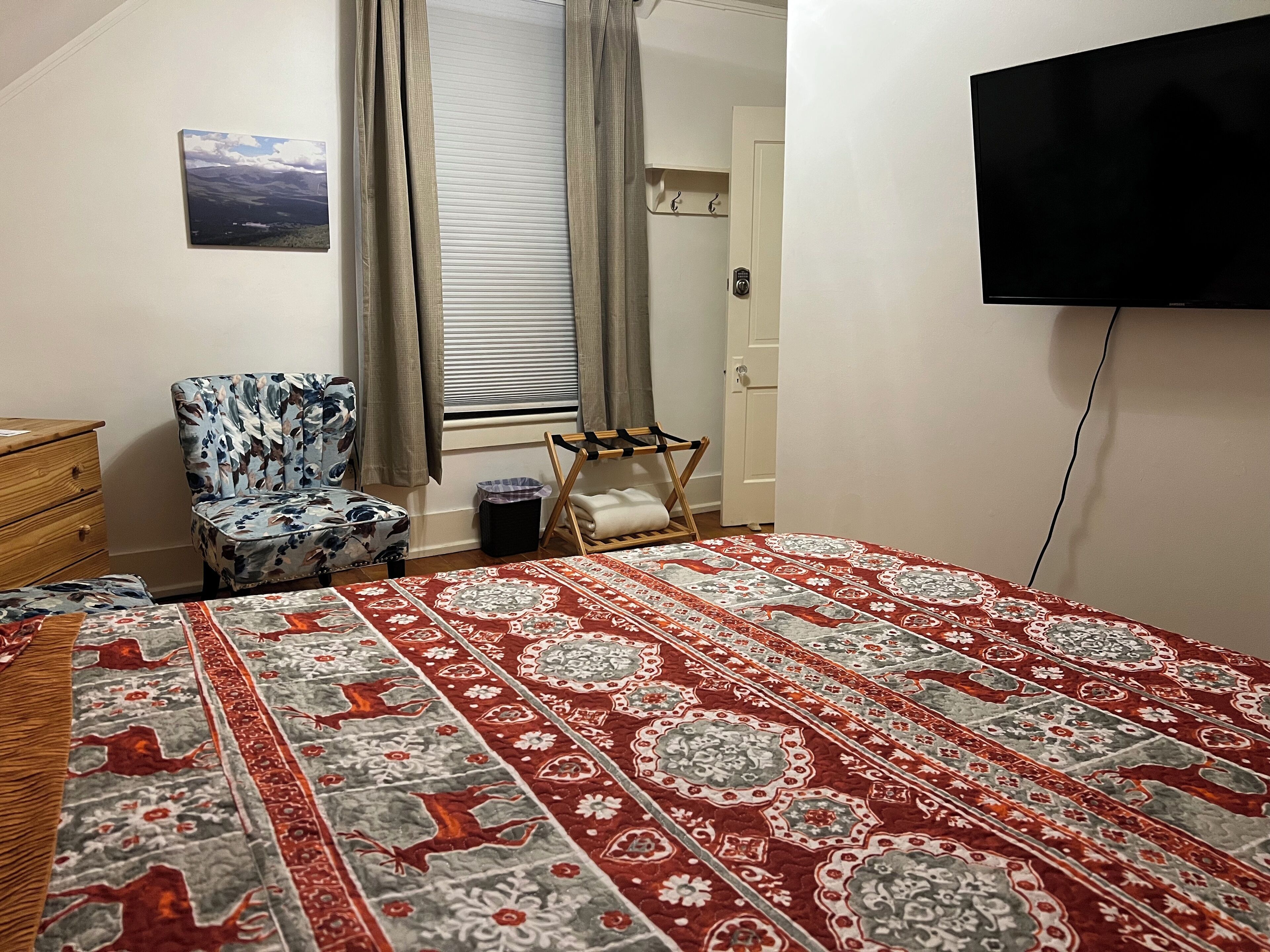 Tweepersoonskamer, 1 tweepersoonsbed, uitzicht op bergen | Gratis wifi