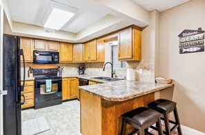 Mikrobølgeovn, ovn, kokeplater og oppvaskmaskin