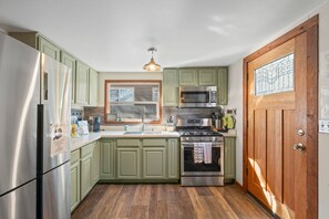 Een koelkast, een microgolfoven, een oven, een kookplaat