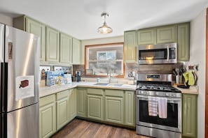 Fridge, microwave, oven, stovetop - Heavenly Pines Cabin | Ski Heavenly | HCH0648 (South Lake Tahoe)