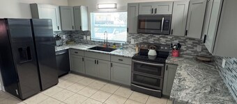 Waterfront Home w dock & pool table 3 bedroom, sleeps 8