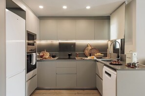 Kjøleskap, mikrobølgeovn, ovn og kokeplater