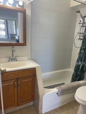 Secadora de cabello, toallas, jabón, papel de baño 