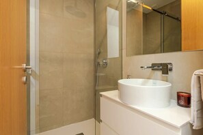 Shower, hair dryer, towels, shampoo - Modern & Cozy Studio by HostWise (Porto)
