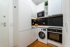 Kühlschrank, Mikrowelle, Ofen, Herdplatte