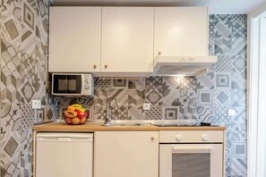 Réfrigérateur, micro-ondes, four, plaque de cuisson