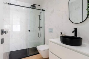 Shower, hair dryer, towels - Urban Terrace & Stylish Living Spaces by HostWise (Porto)