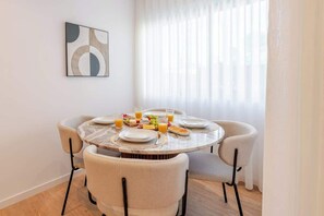 Dining - Urban Terrace & Stylish Living Spaces by HostWise (Porto)