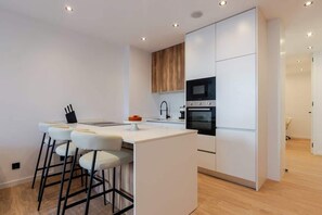 Kühlschrank, Mikrowelle, Ofen, Herdplatte