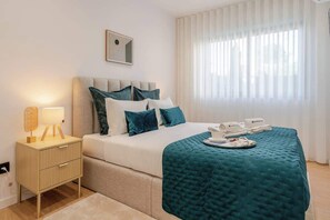 3 bedrooms, iron/ironing board, travel cot, free WiFi - Urban Terrace & Stylish Living Spaces by HostWise (Porto)