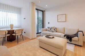Smart TV - Urban Terrace & Stylish Living Spaces by HostWise (Porto)