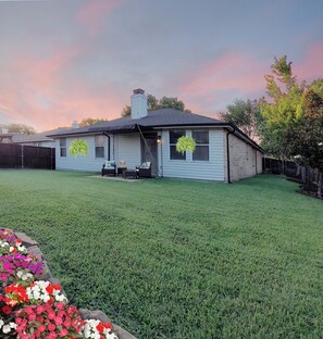 Exterior - Terrific 4-bedroom house with Zen peaceful vibe- 5 mins. from Downtown McKinney (McKinney)