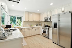 Fridge, microwave, oven, stovetop - Modern Arches Family Home for 6, in Westlake Village, CA (Westlake Village)