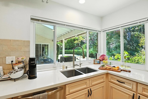 Modern Arches Family Home for 6, in Westlake Village, CA