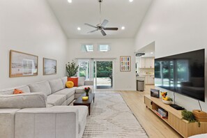 TV connectée, cheminée, livres