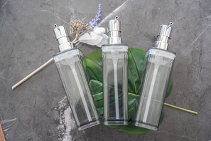 Duschwanne, kostenlose Toilettenartikel, Haartrockner, Hausschuhe