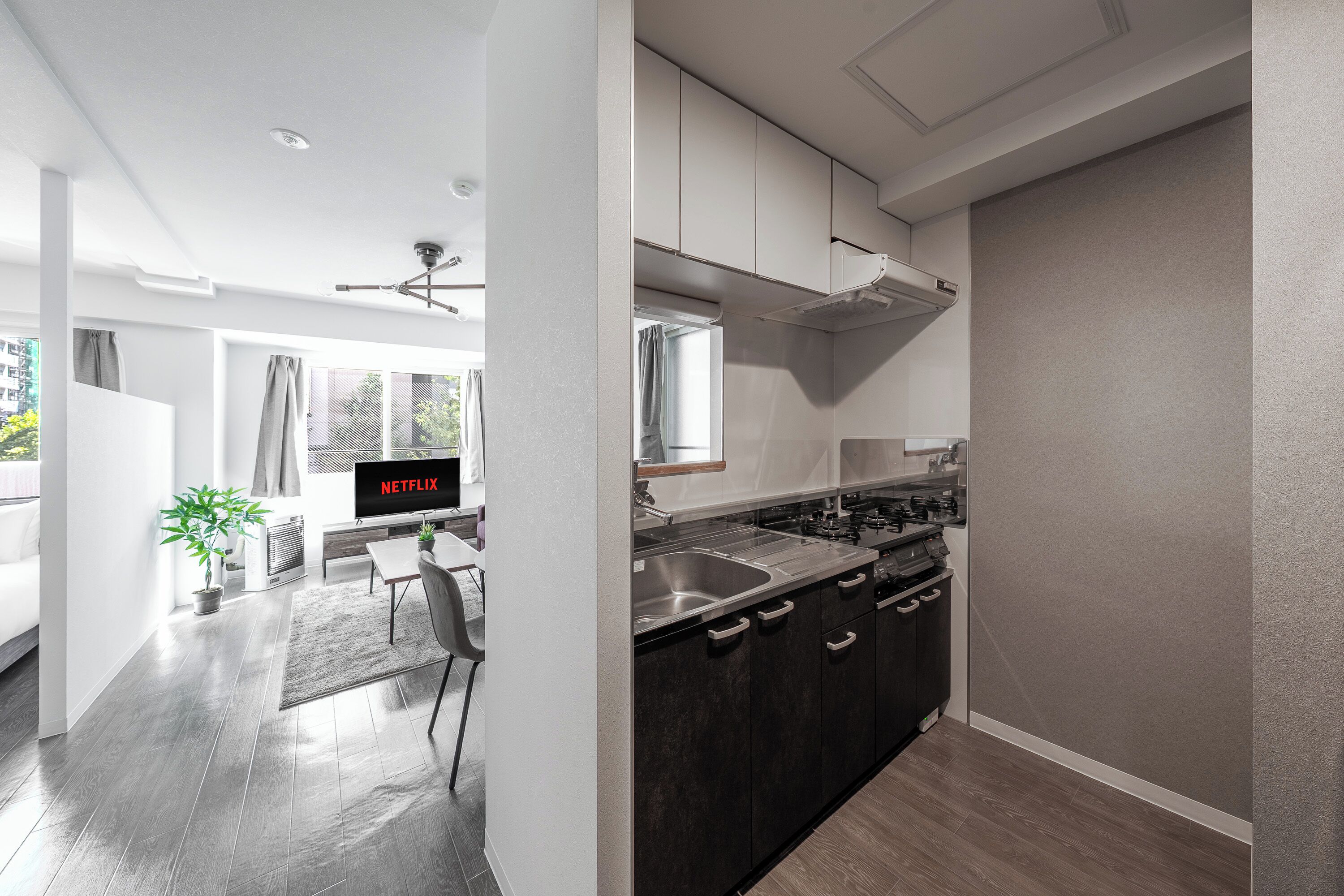 Refrigerador, microondas, parrilla de estufa y periquera 