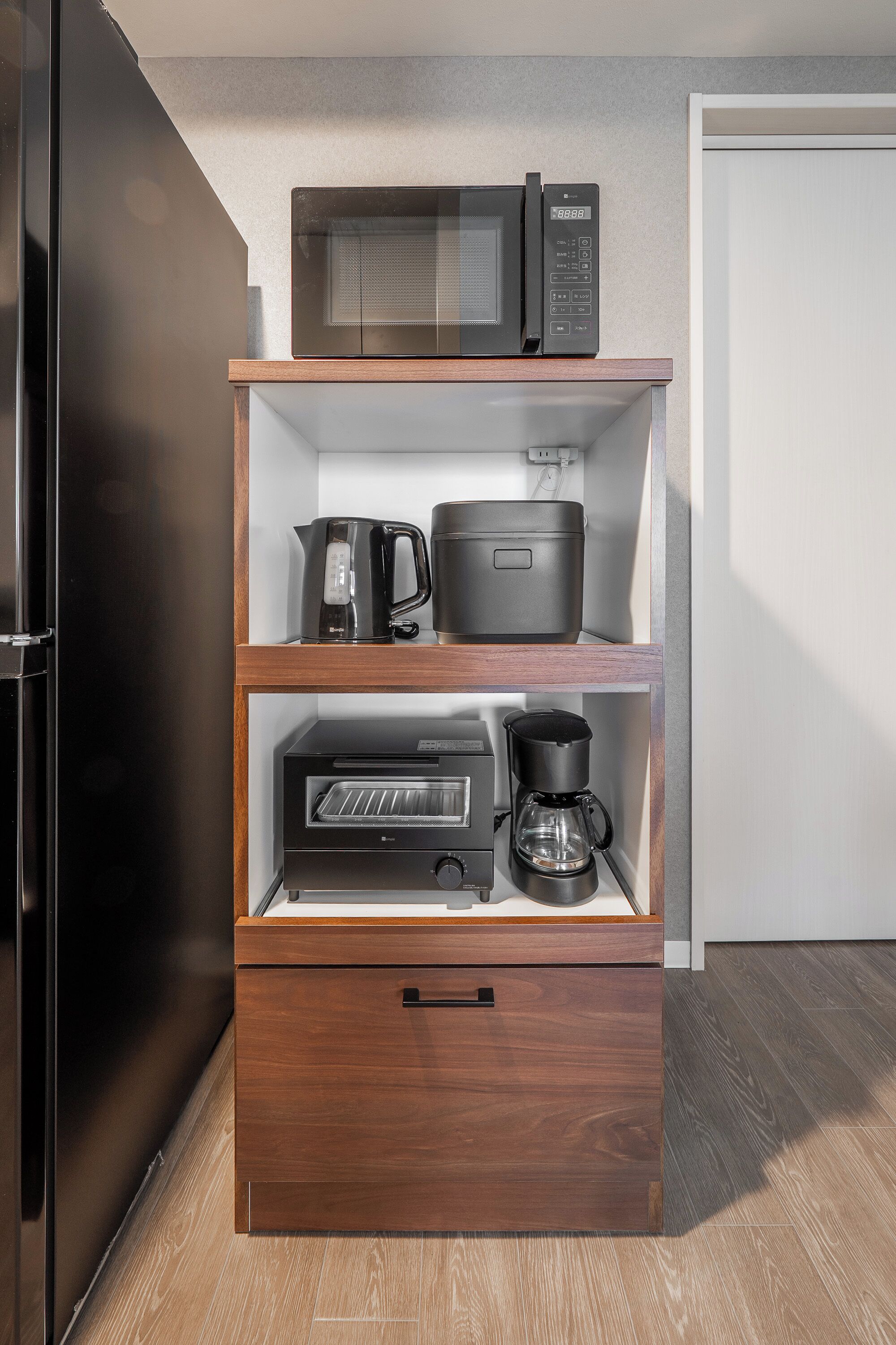 Réfrigérateur, micro-ondes, plaque de cuisson, chaise haute