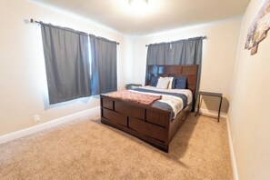 Työpöytä, ilmainen Wi-Fi, vuodevaatteet