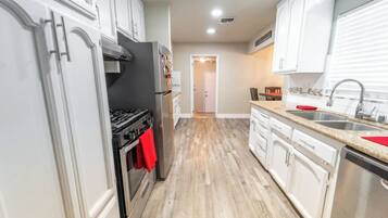 Jääkaappi, mikroaaltouuni, uuni, liesi