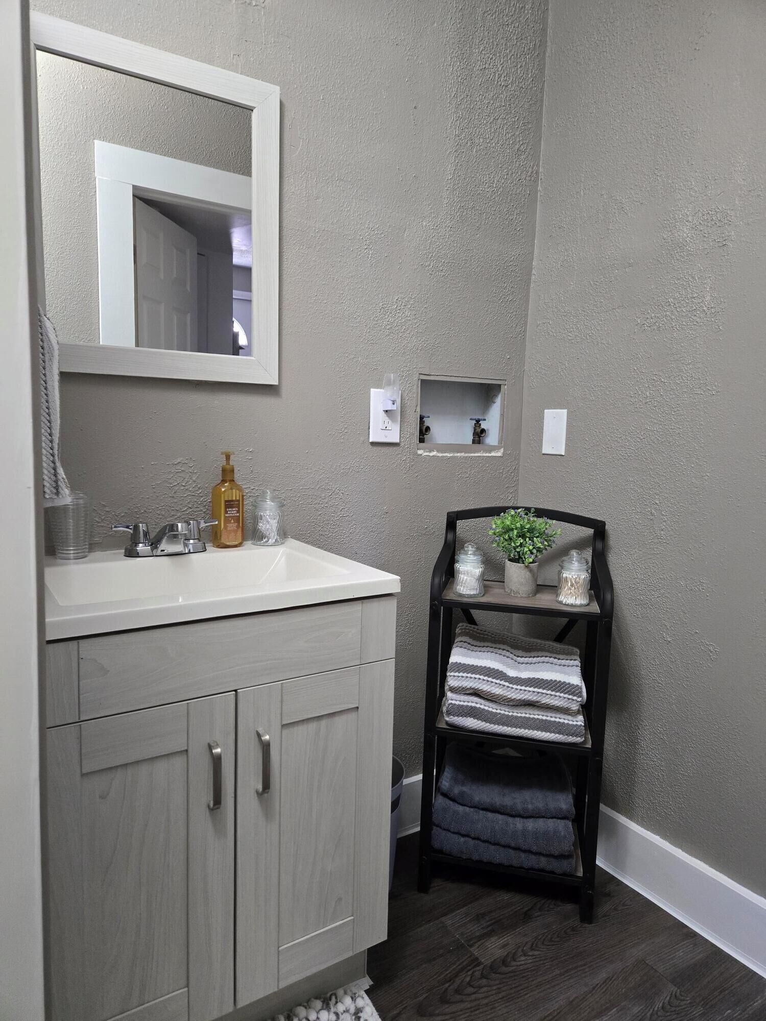 Suihku, hiustenkuivaaja, pyyhkeet, saippua