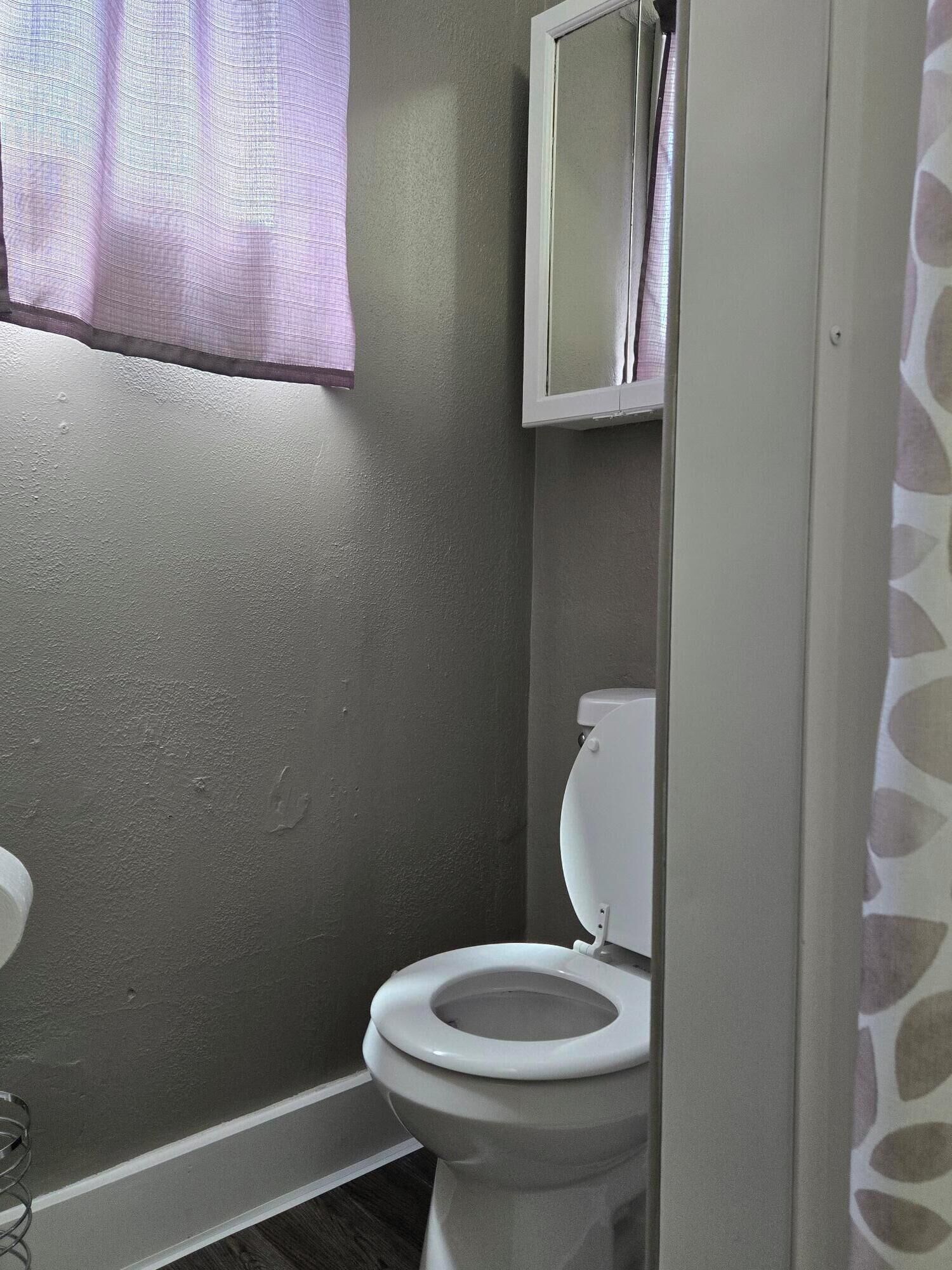 Een douche, een haardroger, handdoeken, zeep