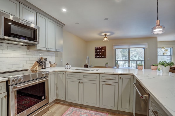 ثلاجة، ميكروويف، فرن، موقد طهي مسطح