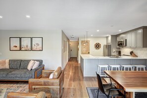 Smart TV, fireplace - Hot Tub, Pool, Steps from Breck Main Street (Breckenridge)