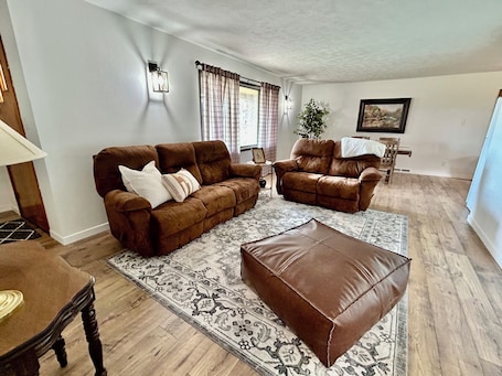 TV. Homestead House - Simple comfort in the heart of Kansas