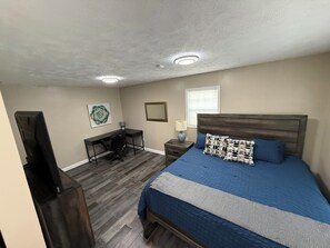 3 bedrooms, iron/ironing board, WiFi, bed sheets - Best location in Kokomo, close to everything. New everything- 3 Br 2 1/2 Ba (Kokomo)