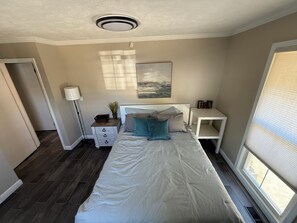 3 bedrooms, iron/ironing board, WiFi, bed sheets