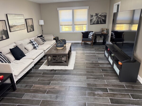 Living area - Best location in Kokomo, close to everything. New everything- 3 Br 2 1/2 Ba (Kokomo)