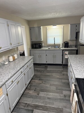 Private kitchen - Best location in Kokomo, close to everything. New everything- 3 Br 2 1/2 Ba (Kokomo)