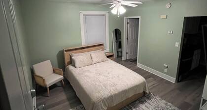 Soothing studio with AC/Heat in charming Hammond
