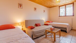 A cozy room with two beds, a wooden ceiling, and a window with curtains. - Le Thiellet - SAINT USUGE (SAINT USUGE)