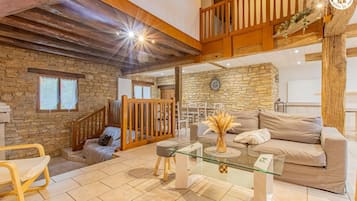 Una televisión, un futbolín