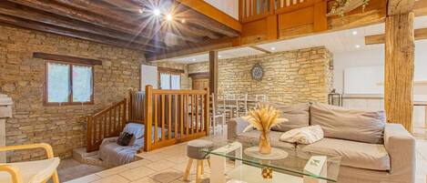 Een televisie en tafelvoetbal