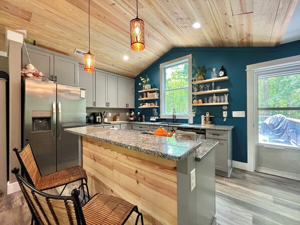 Microwave, oven, stovetop, dishwasher - 3-br cabin with Private Dock on the River, covered porch and large back deck (Burgaw)