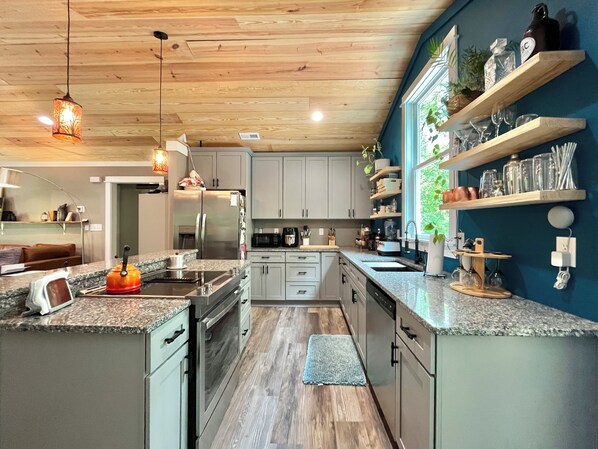 Microondas, horno, placa de cocina y lavavajillas