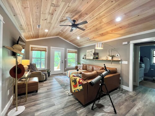 3-br cabin with Private Dock on the River, covered porch and large back deck