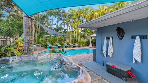 Fort Lauderdale Escape With Pool, Hot Tub & Dual Kitchens Paradise Stay by Avantstay