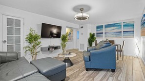 Interior - Fort Lauderdale Escape With Pool, Hot Tub & Dual Kitchens Paradise Stay by Avantstay (Fort Lauderdale)