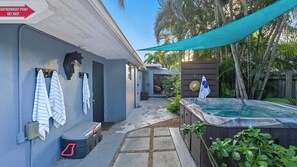 Interior - Fort Lauderdale Escape With Pool, Hot Tub & Dual Kitchens Paradise Stay by Avantstay (Fort Lauderdale)