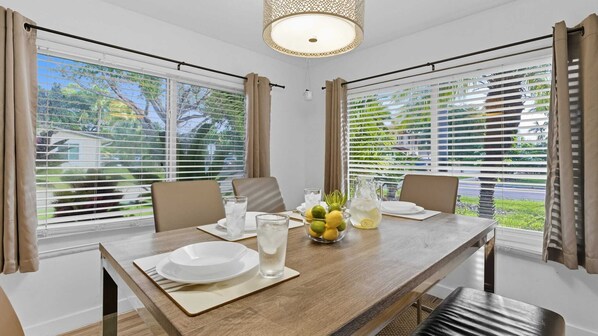 Interior - Fort Lauderdale Escape With Pool, Hot Tub & Dual Kitchens Paradise Stay by Avantstay (Fort Lauderdale)
