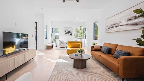 Stylish Home With Firepit & Balcony Steps From Austins Best Near Rainey St, Lady Bird Lake & Downtown The Ashlee by Avantstay