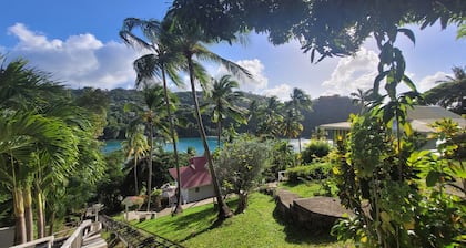 Cozy cabin in peaceful Marigot with AC