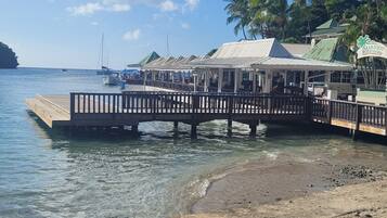 Plage, chaises longues, serviettes de plage